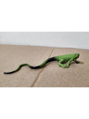 Safari Ltd Green Iguana Figure - Incredible Creatures Reptile Lizard Toy Figurin
